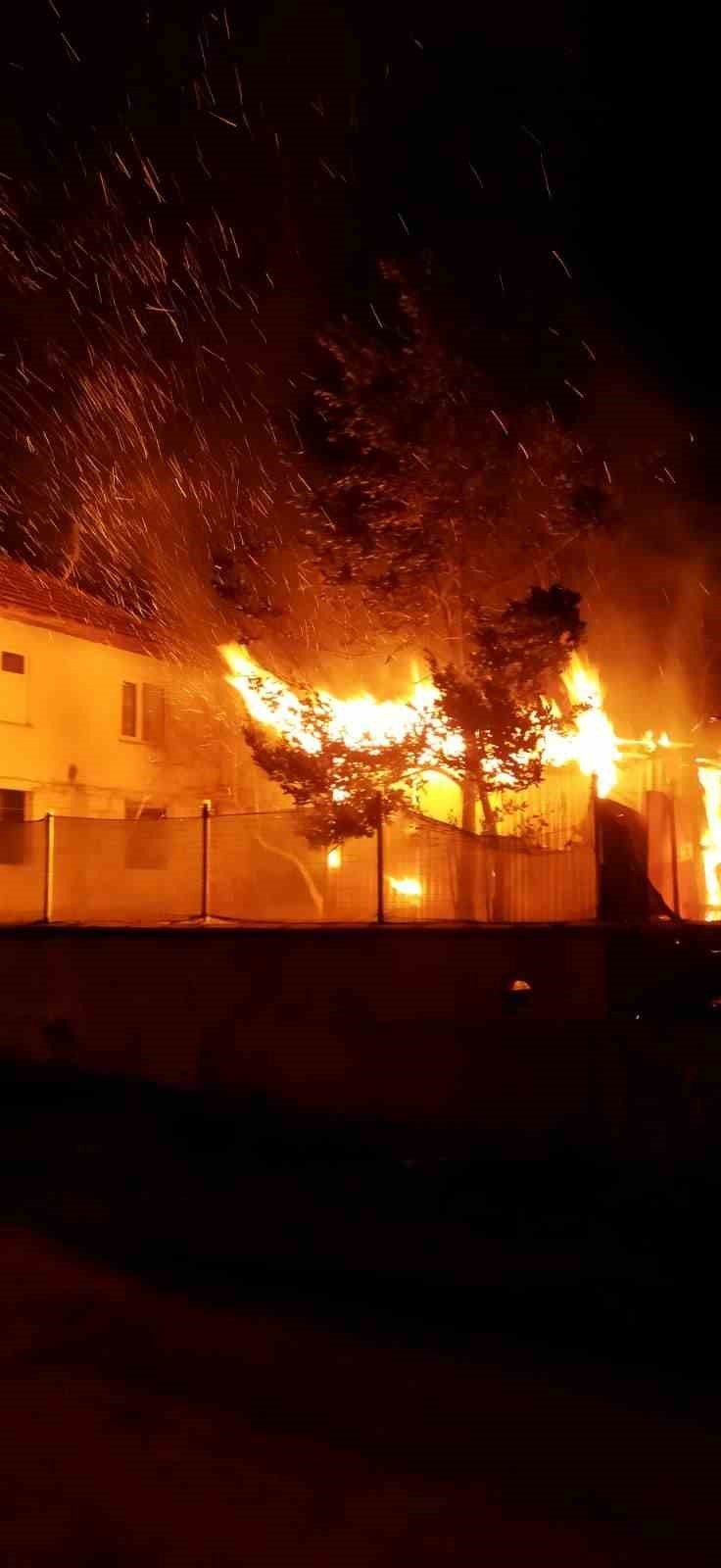 Prefabrik ev alev topuna döndü, ekipler söndürmek için seferber oldu