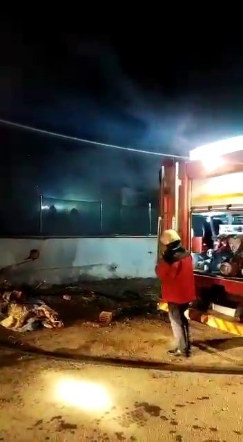 Prefabrik ev alev topuna döndü, ekipler söndürmek için seferber oldu