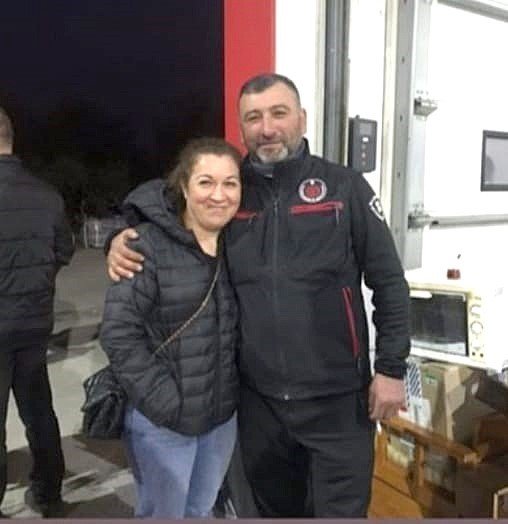 Deprem bölgesinden dönen itfaiyeci eşini adak keserek karşıladı