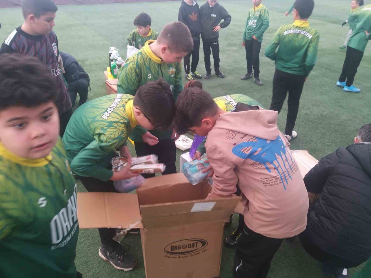 Ihlamurkentspor’dan deprem bölgesine hijyen malzemesi yardımı