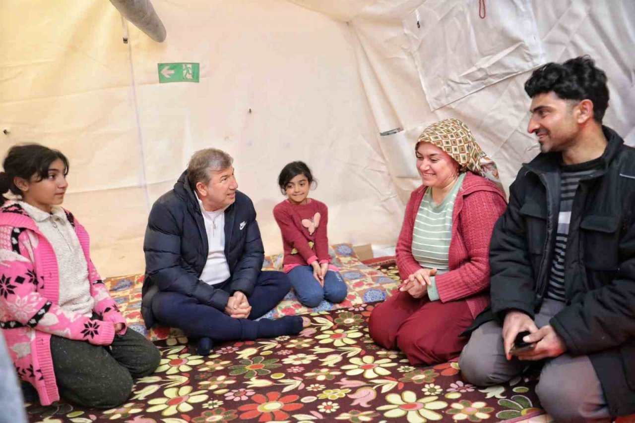 Eski futbolcu Tanju Çolak’tan Diyarbakırlı depremzedelere yardım