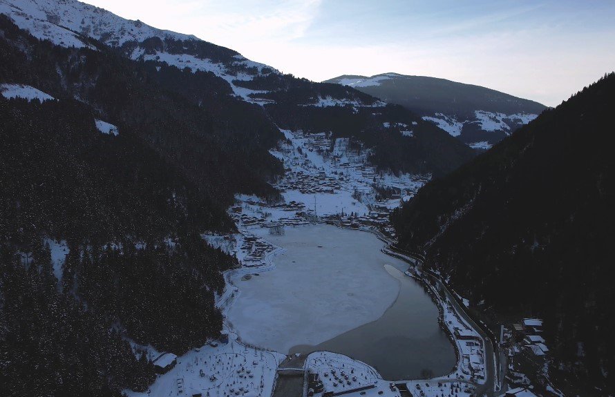 Buz tutan Uzungöl havadan görüntülendi