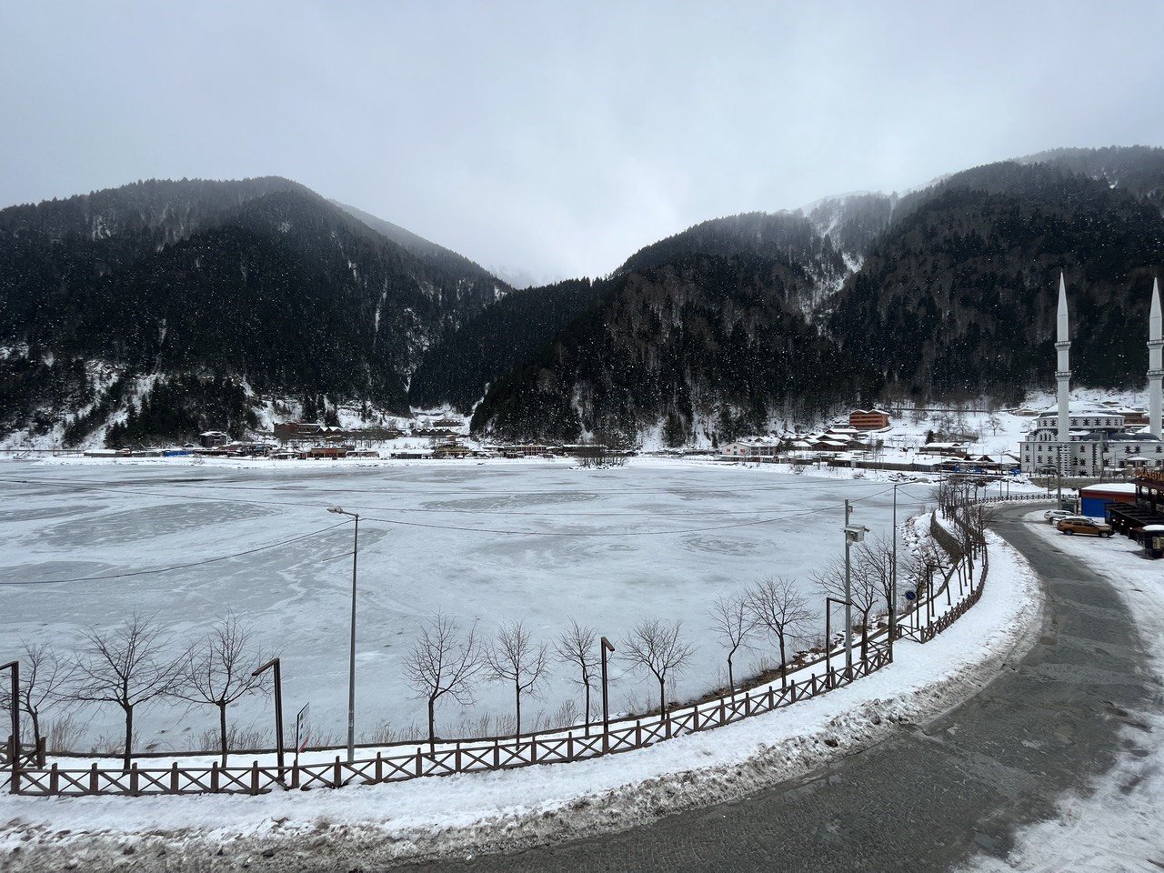 Buz tutan Uzungöl havadan görüntülendi
