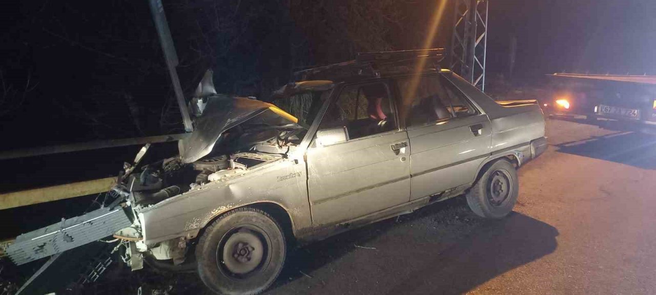 Alkollü sürücü bariyerlere çarptı: 1’i ağır 3 yaralı