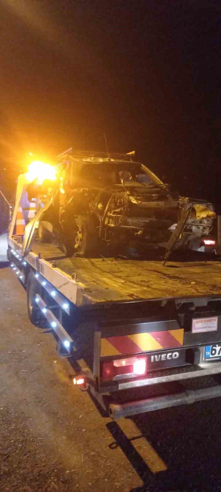 Alkollü sürücü bariyerlere çarptı: 1’i ağır 3 yaralı