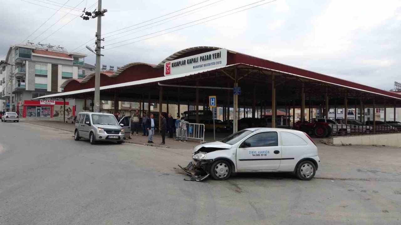 Hafif ticari araç ile otomobil çarpıştı: 1 yaralı