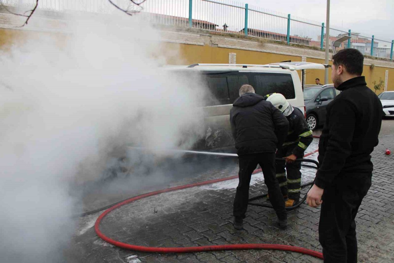 Seyir halindeki ticari araç, alev topuna döndü