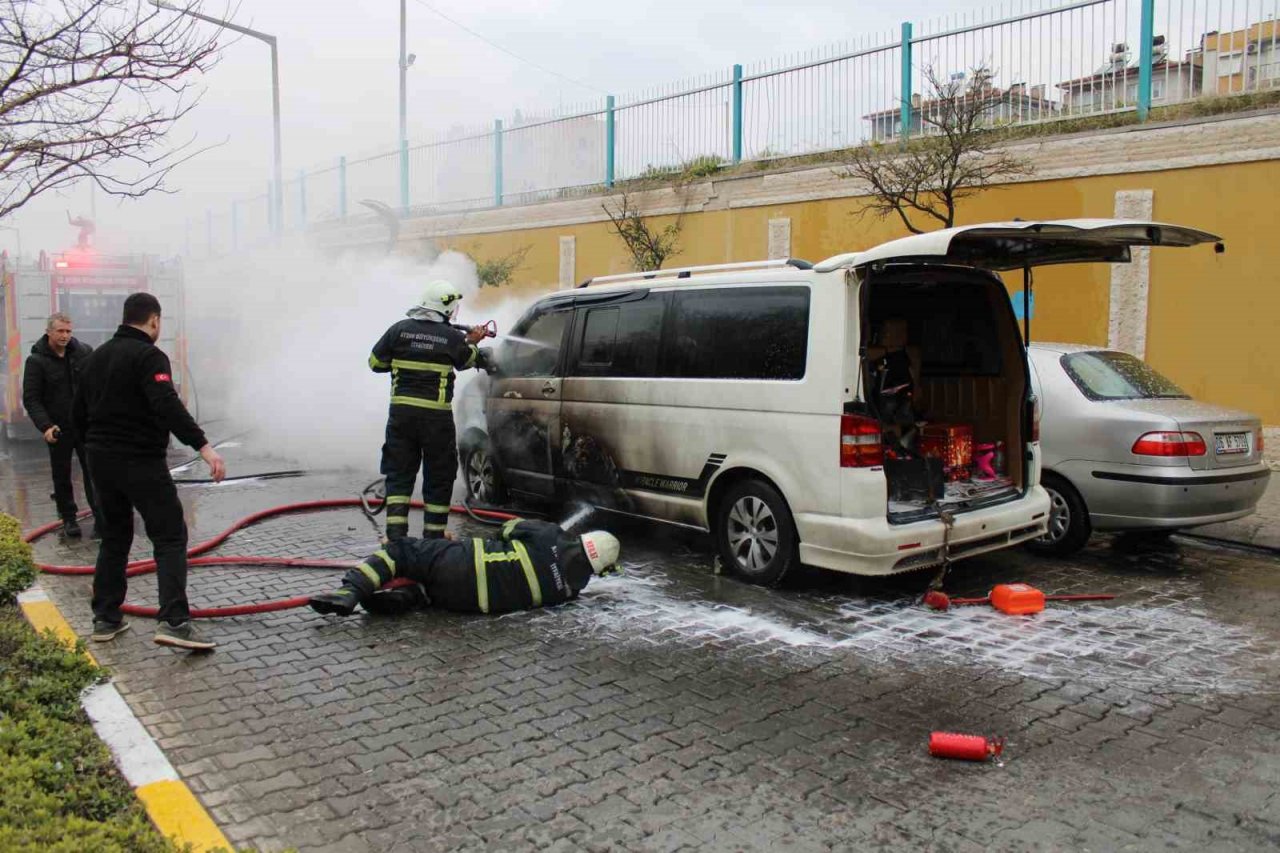 Seyir halindeki ticari araç, alev topuna döndü