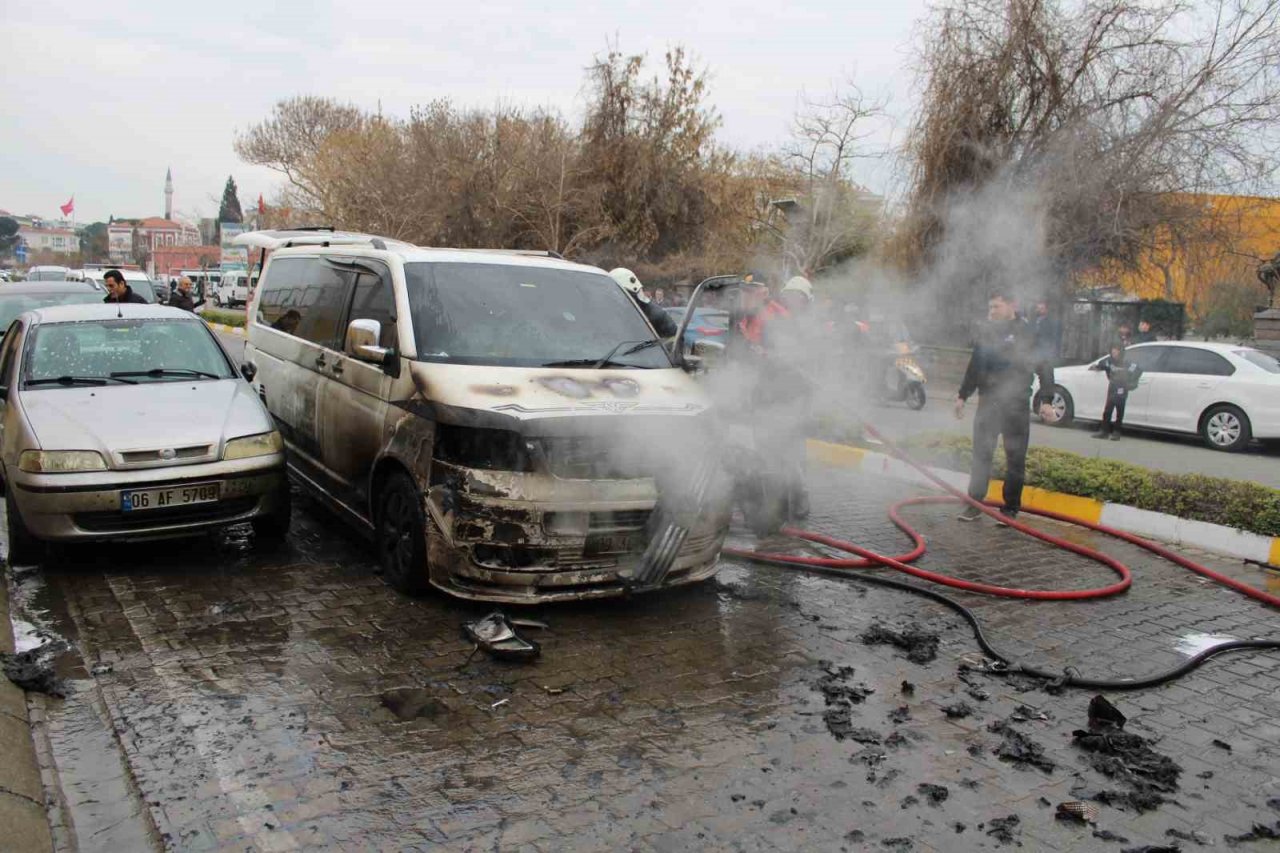 Seyir halindeki ticari araç, alev topuna döndü