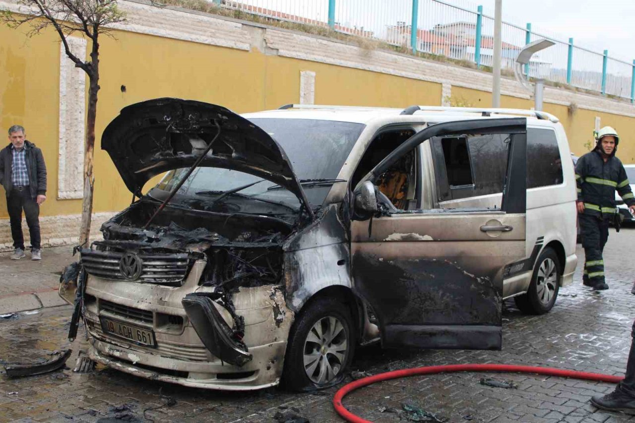 Seyir halindeki ticari araç, alev topuna döndü