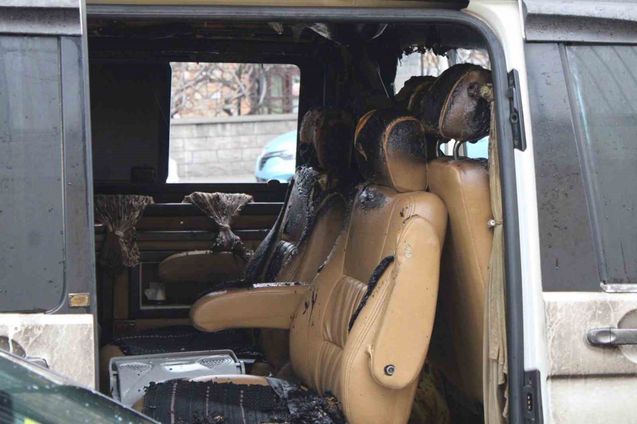 Seyir halindeki ticari araç, alev topuna döndü