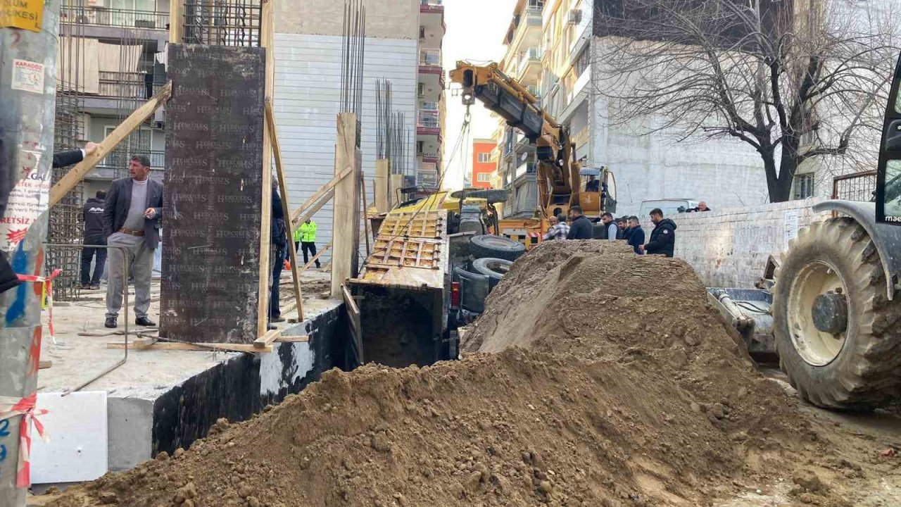 Yük boşaltan kamyon devrildi: 1 yaralı