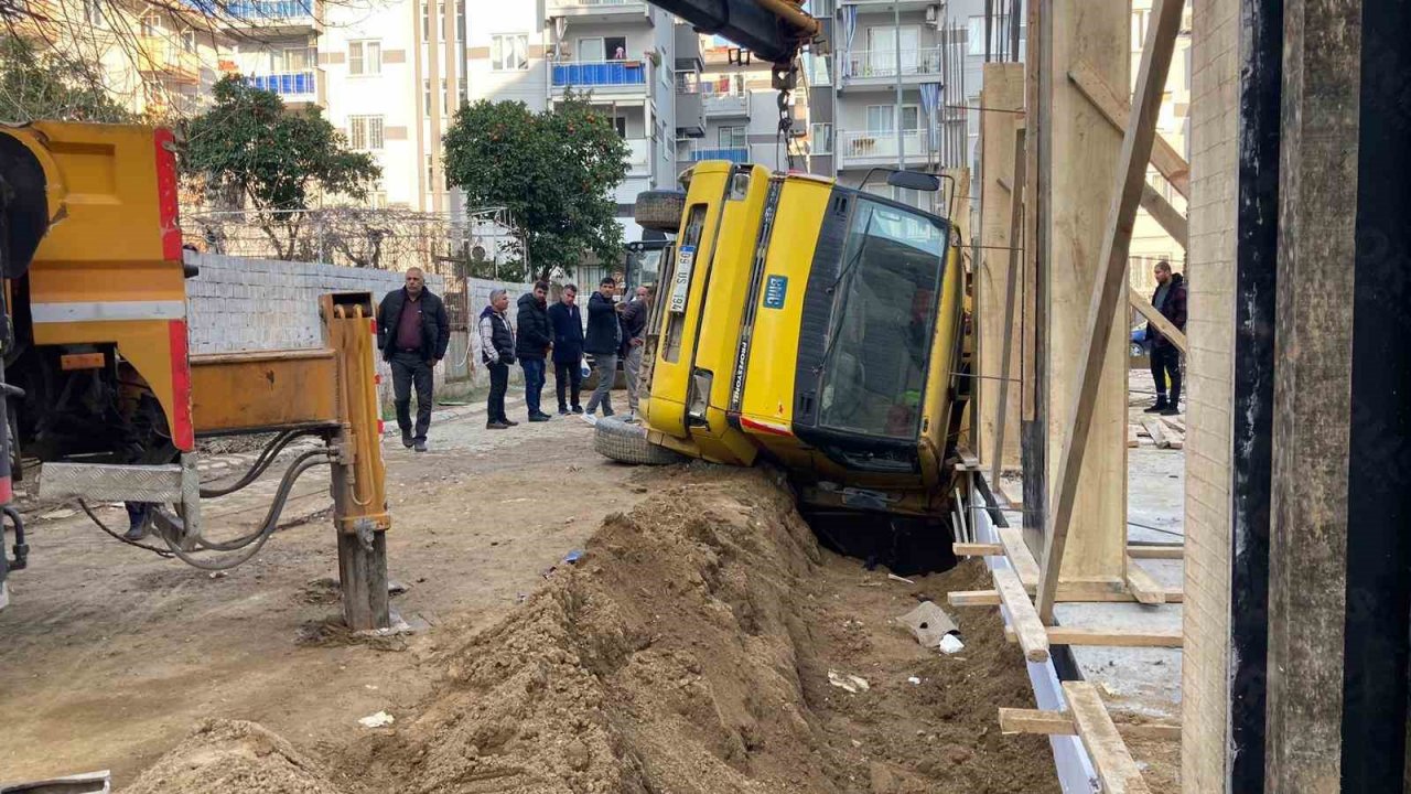 Yük boşaltan kamyon devrildi: 1 yaralı