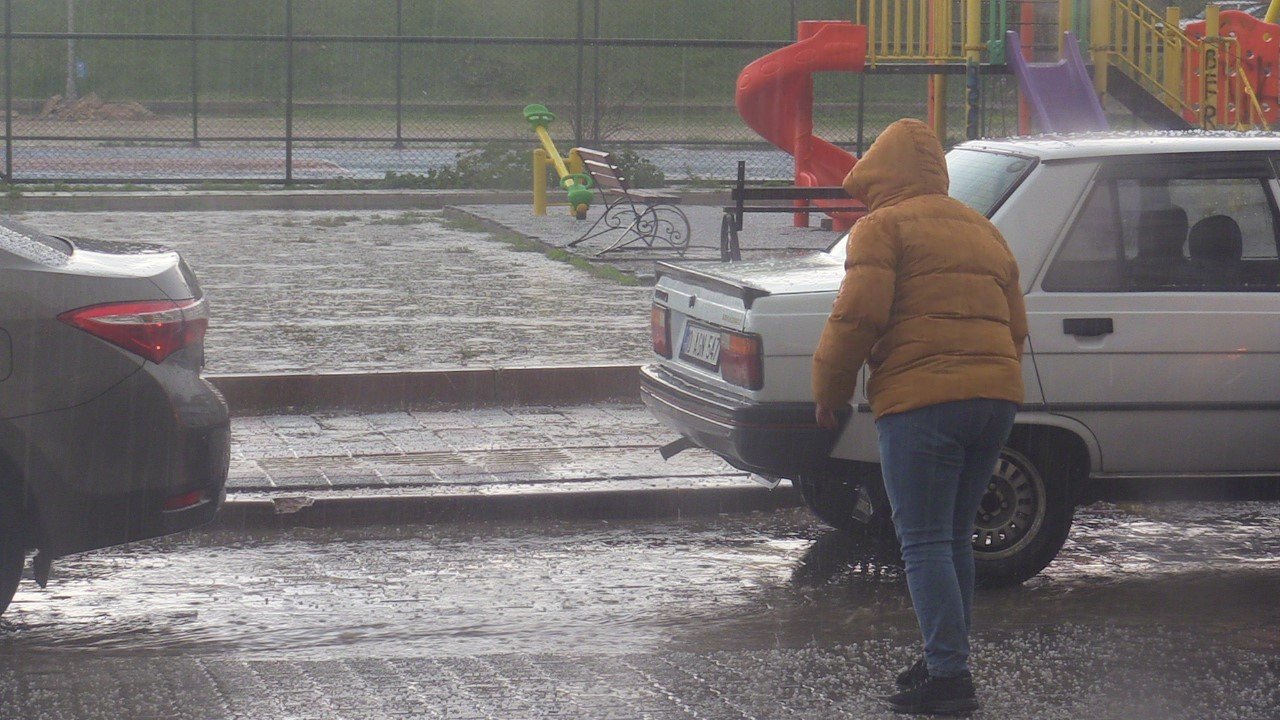 Bandırma’da dolu ve sağanak yağış etkili oldu