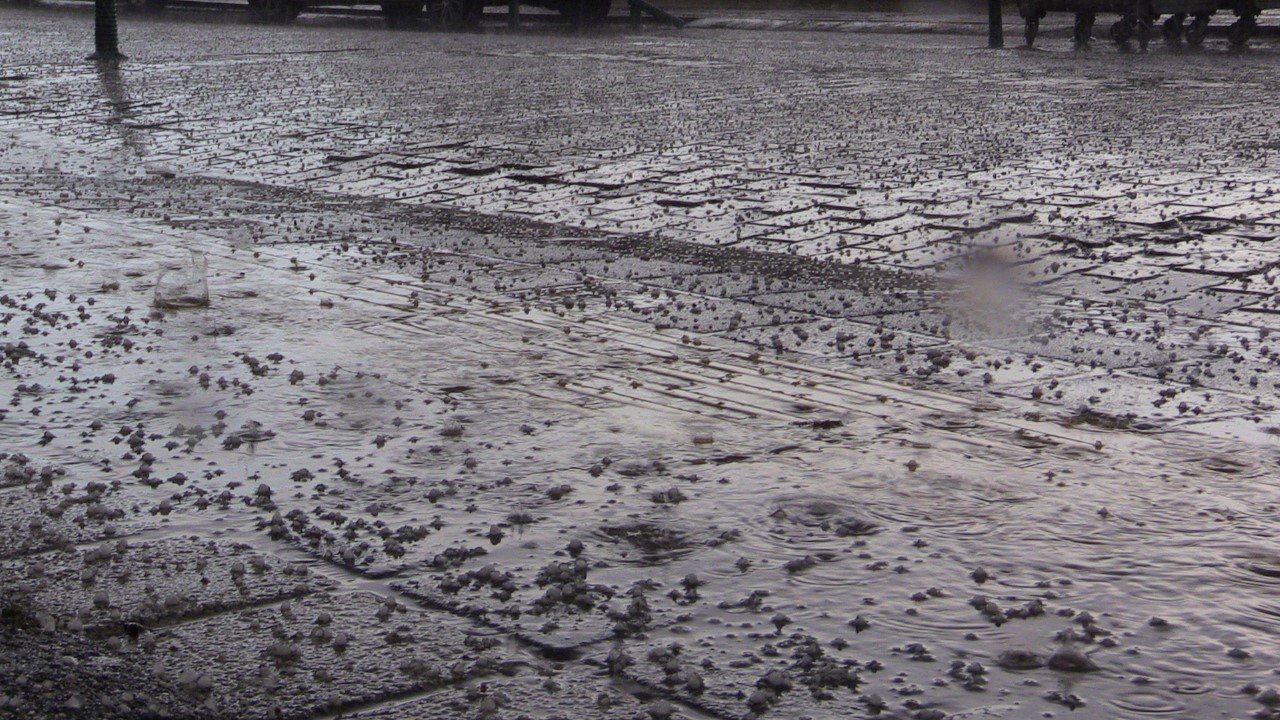 Bandırma’da dolu ve sağanak yağış etkili oldu