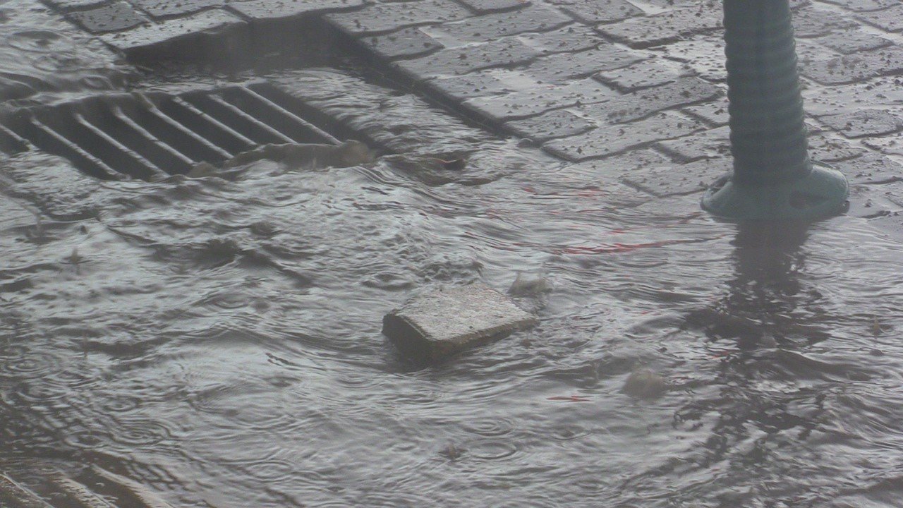 Bandırma’da dolu ve sağanak yağış etkili oldu