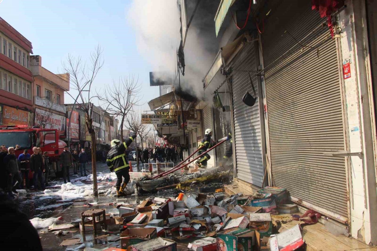 Batman’da sünger ve yün satan iş yeri yangında kullanılamaz hale geldi