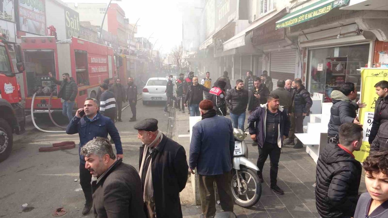 Batman’da sünger ve yün satan iş yeri yangında kullanılamaz hale geldi