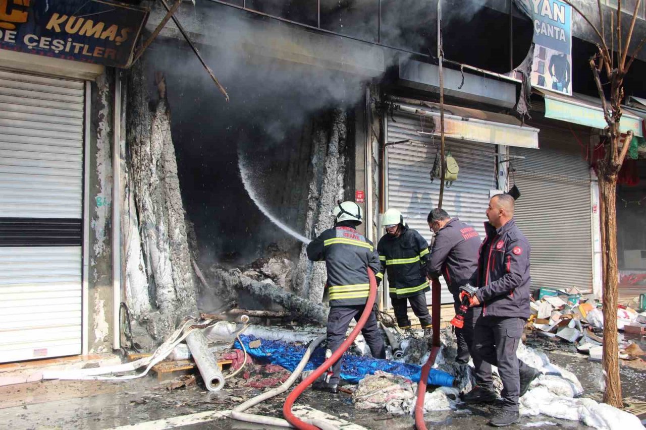 Batman’da sünger ve yün satan iş yeri yangında kullanılamaz hale geldi