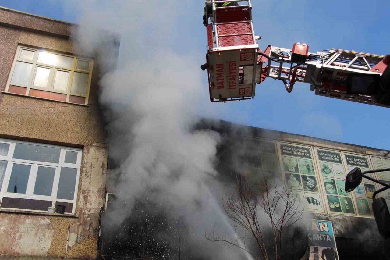 Batman’da sünger ve yün satan iş yeri yangında kullanılamaz hale geldi