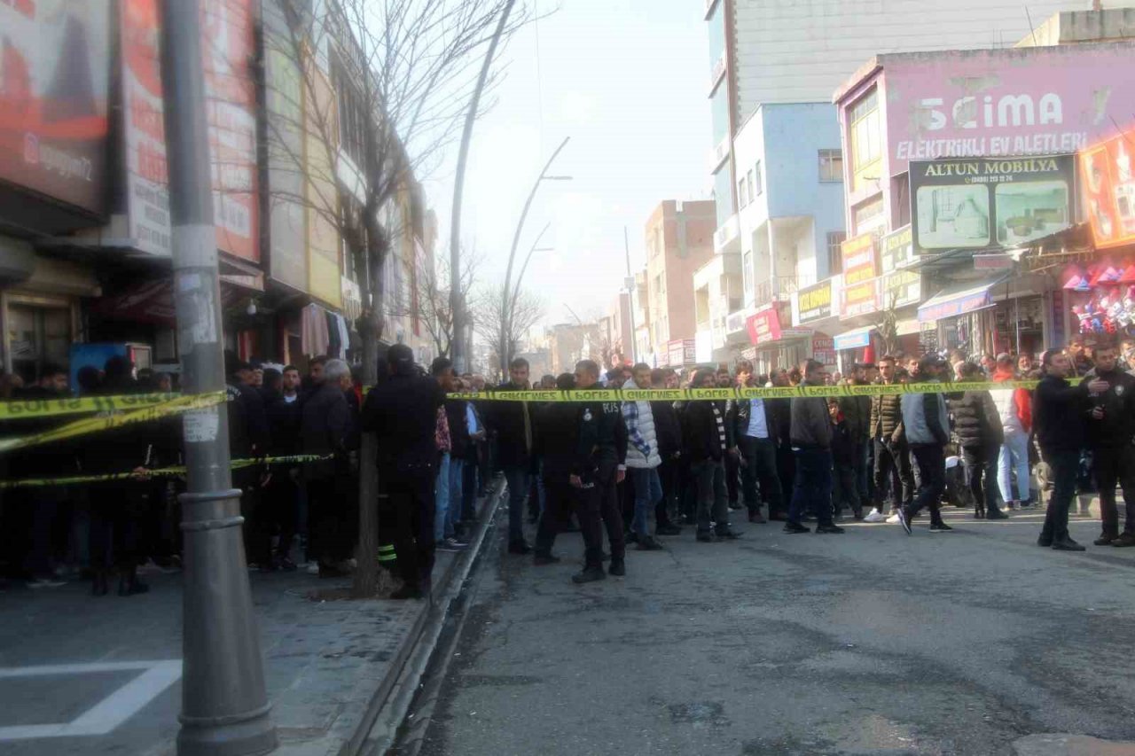 Batman’da sünger ve yün satan iş yeri yangında kullanılamaz hale geldi