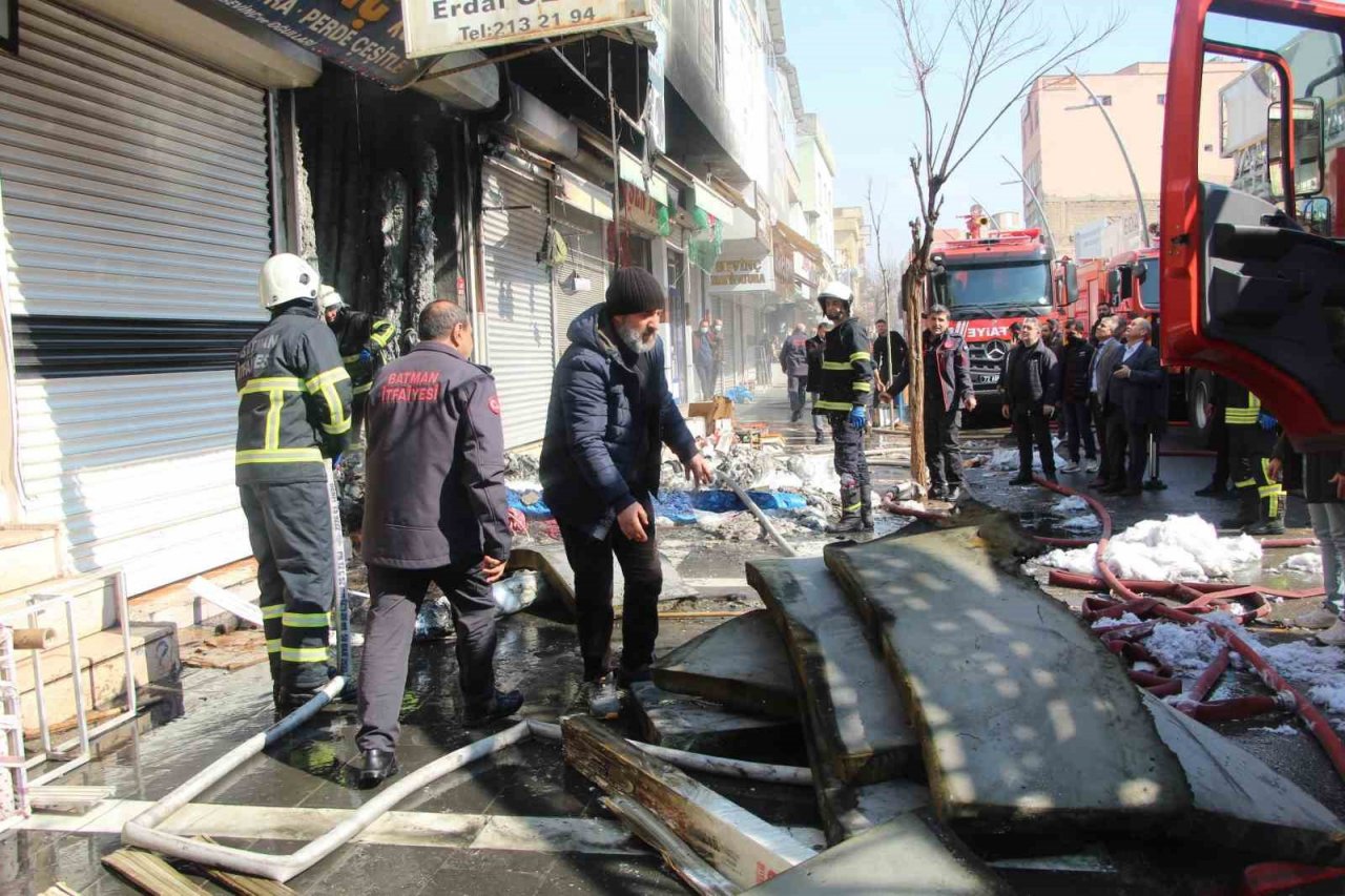 Batman’da sünger ve yün satan iş yeri yangında kullanılamaz hale geldi