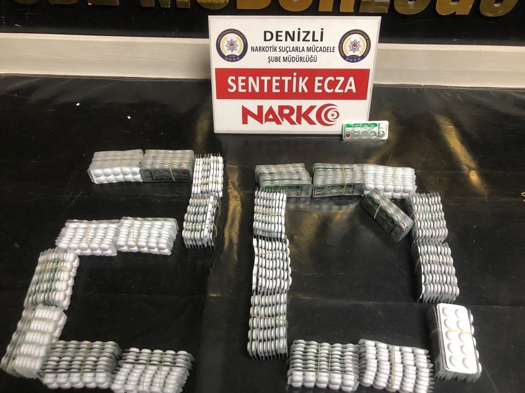 Ekmeğin arasına gizledikleri uyuşturucuyla yakalandılar