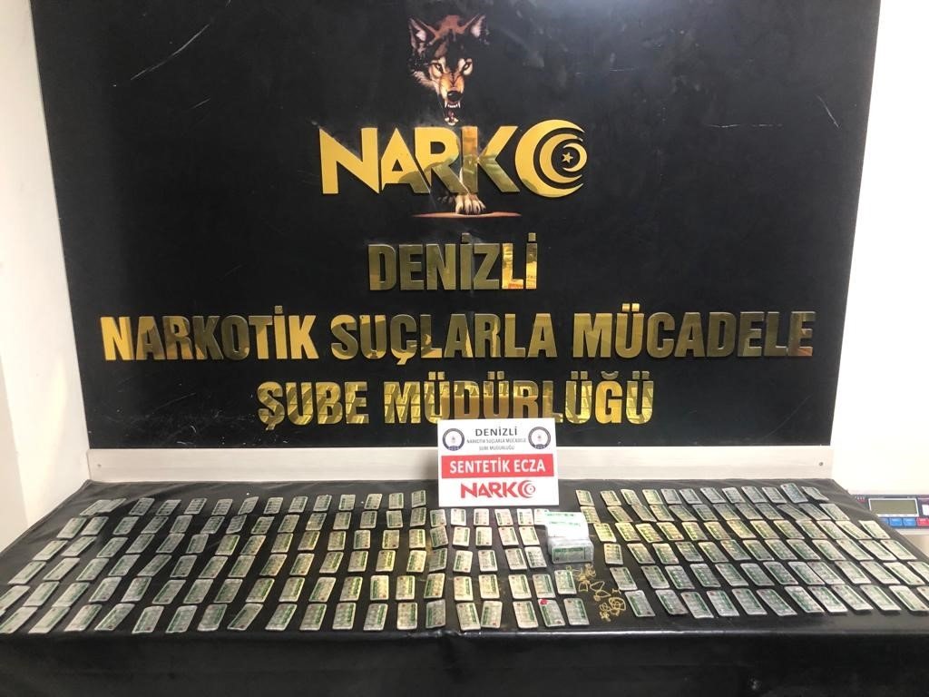 Ekmeğin arasına gizledikleri uyuşturucuyla yakalandılar