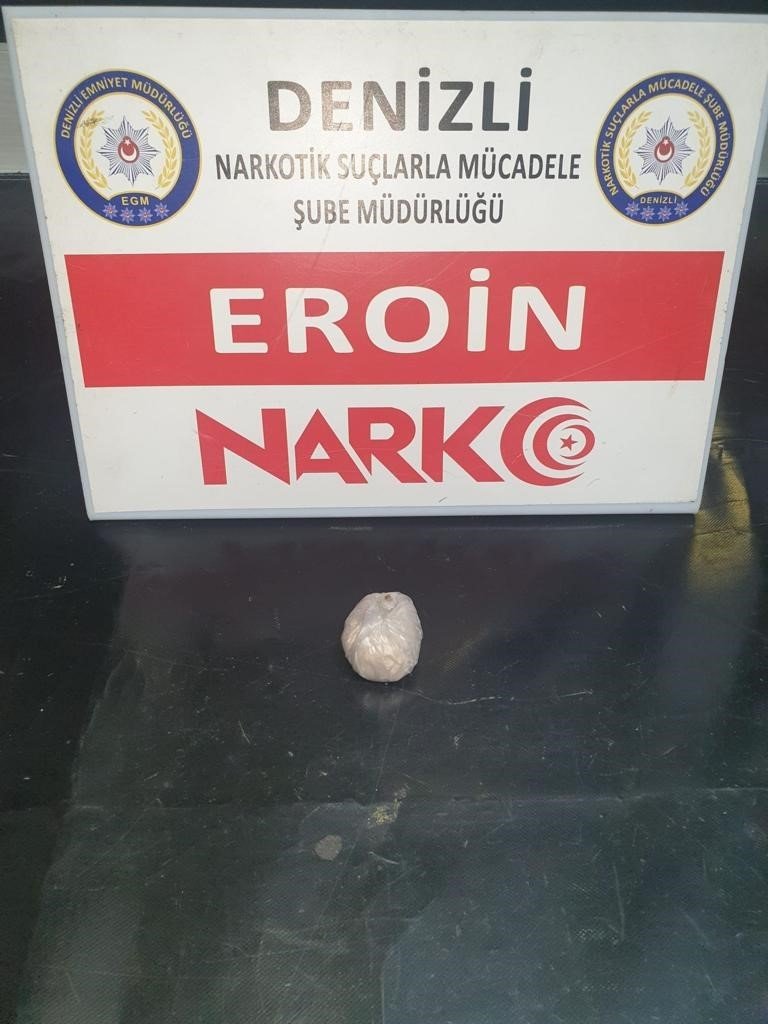 Ekmeğin arasına gizledikleri uyuşturucuyla yakalandılar