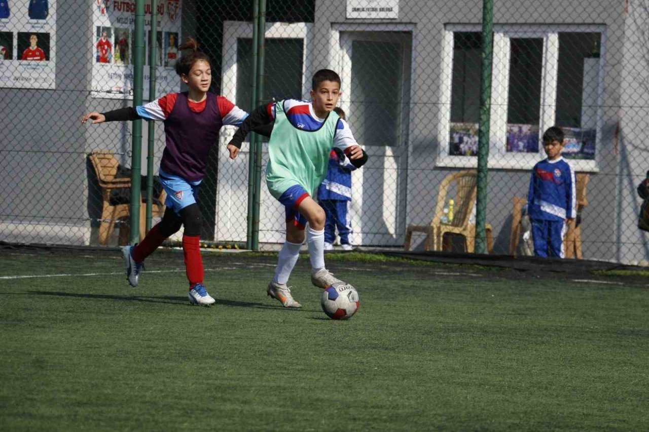 Denizli futbolcu fabrikası çalışıyor