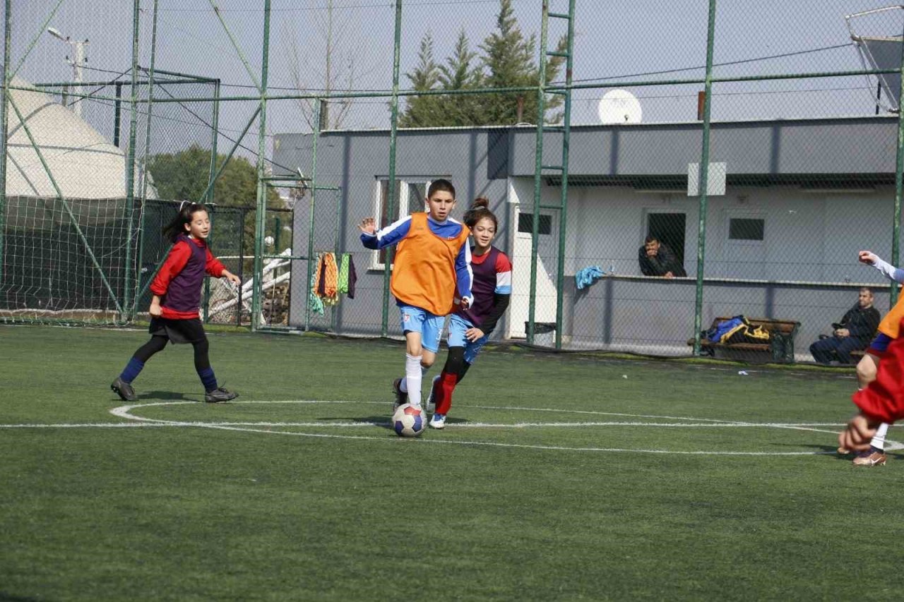 Denizli futbolcu fabrikası çalışıyor