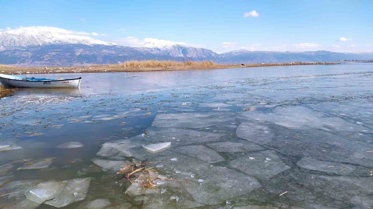 Nilüferleriyle meşhur Işıklı Gölü dondu