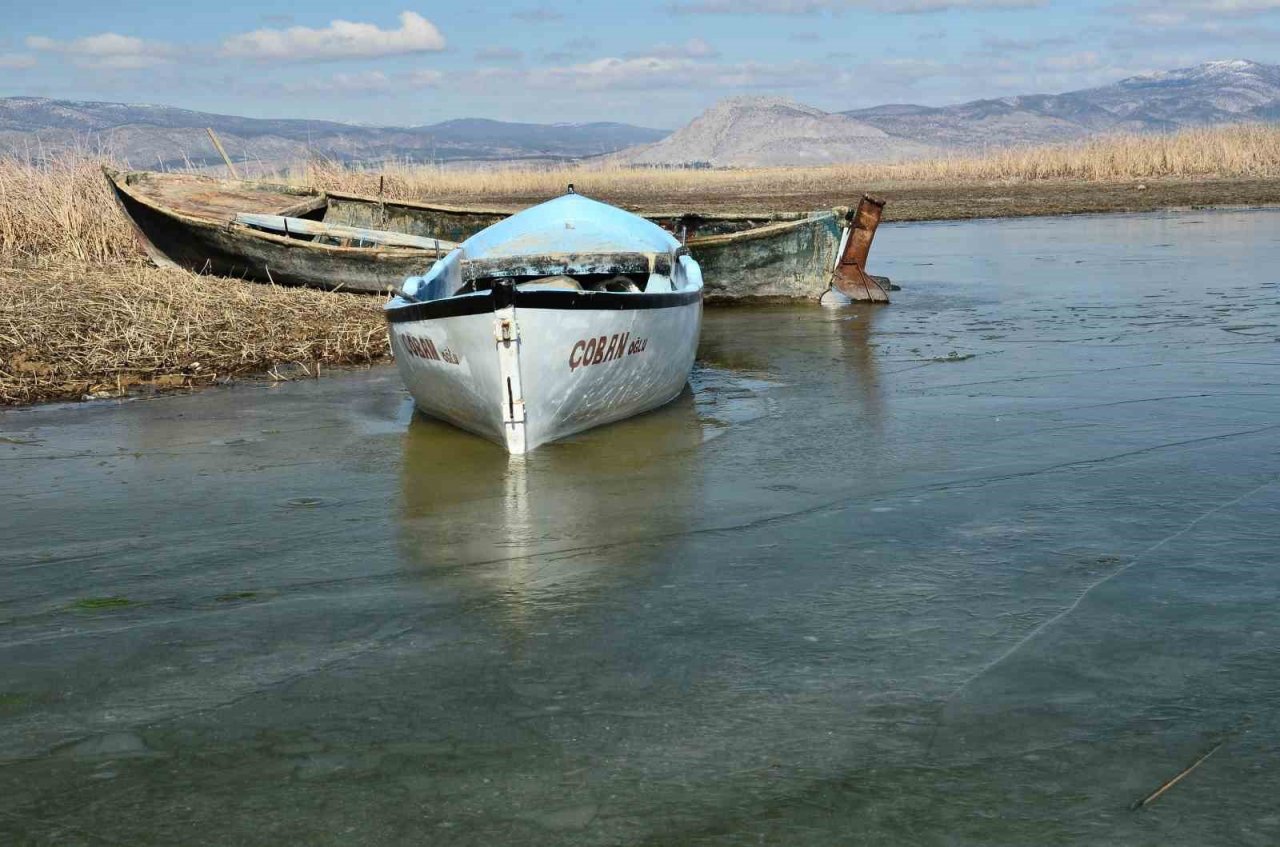 Nilüferleriyle meşhur Işıklı Gölü dondu