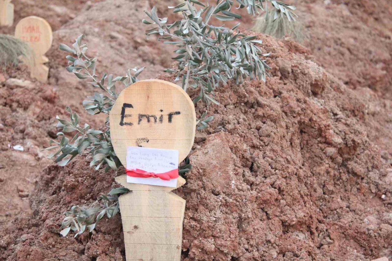 Yarım kalan hikayeler mezarlara yansıdı: Depremde ölenlerin mezarları yürekleri burktu