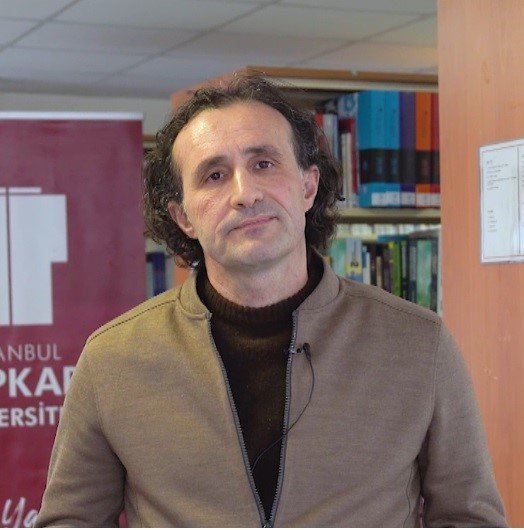 “Yetişkinler için konuşmak, çocuklar için oynamak önemli”