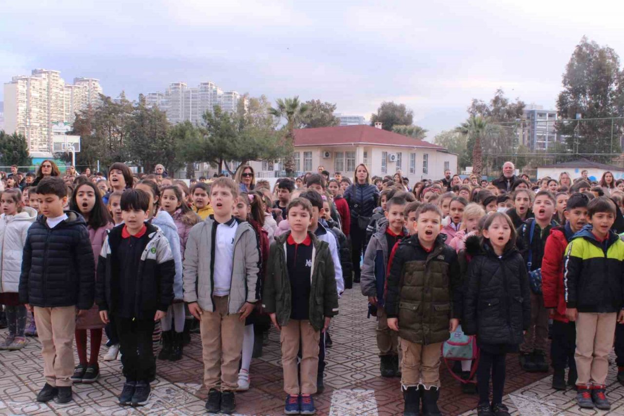 İzmirli öğrenciler, depremzede arkadaşları ile ders başı yaptı