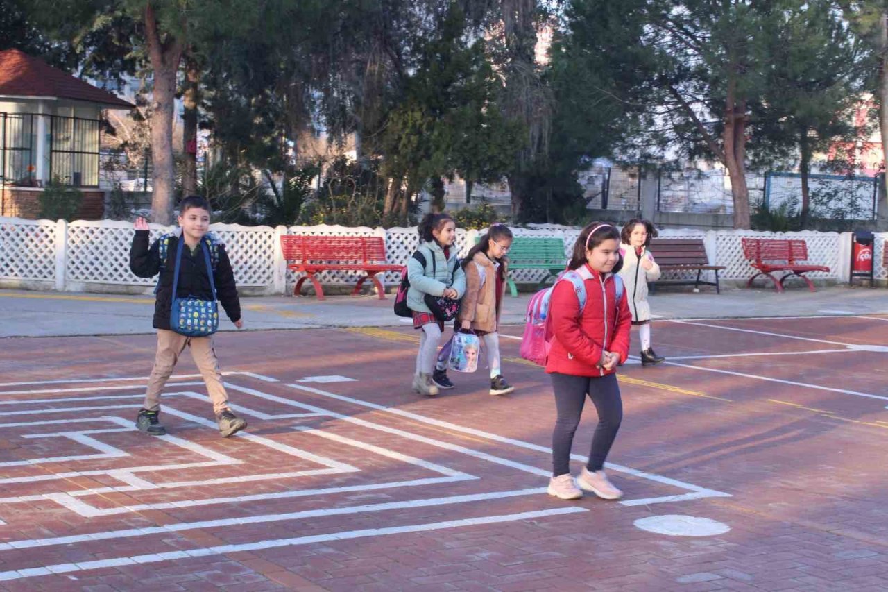 İzmirli öğrenciler, depremzede arkadaşları ile ders başı yaptı