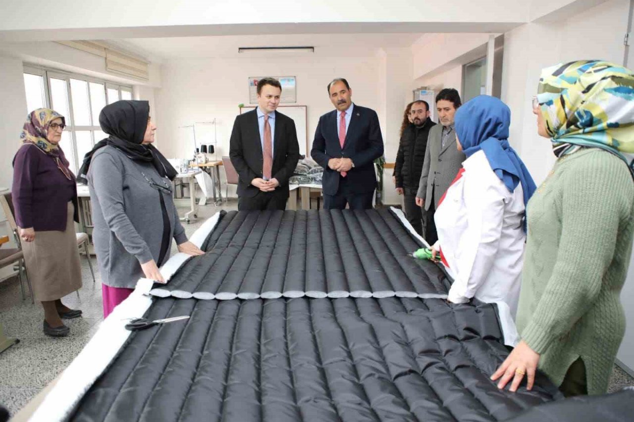 Erzincan Halk Eğitim Merkezi depremzedeler için uyku tulumu dikiyor