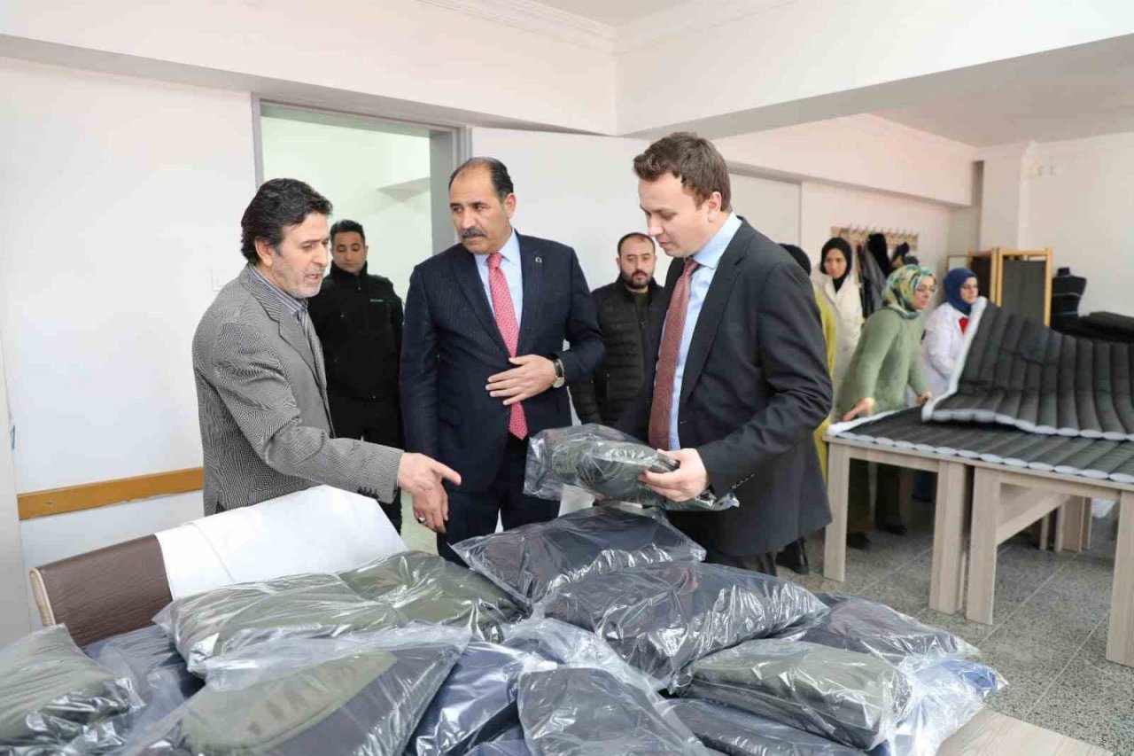 Erzincan Halk Eğitim Merkezi depremzedeler için uyku tulumu dikiyor
