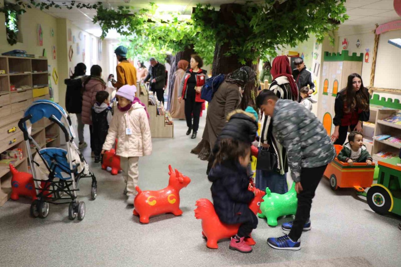 Erzincan’da depremzede çocuklar için afetin izleri silinmeye çalışılıyor
