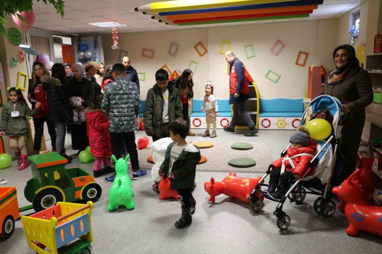 Erzincan’da depremzede çocuklar için afetin izleri silinmeye çalışılıyor