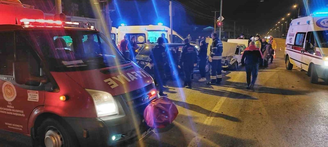 Fethiye’de iki otomobilin çarpıştığı kazada 10 kişi yaralandı