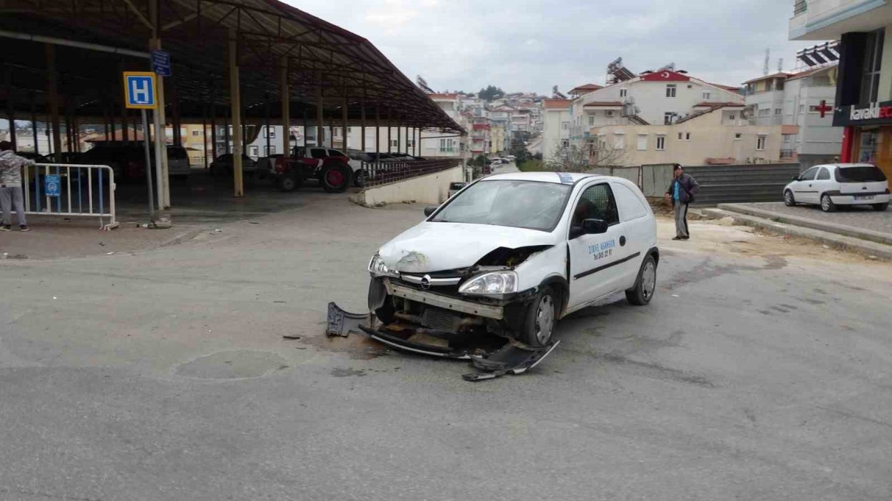 Hafif ticari araç ile otomobil çarpıştı: 1 yaralı