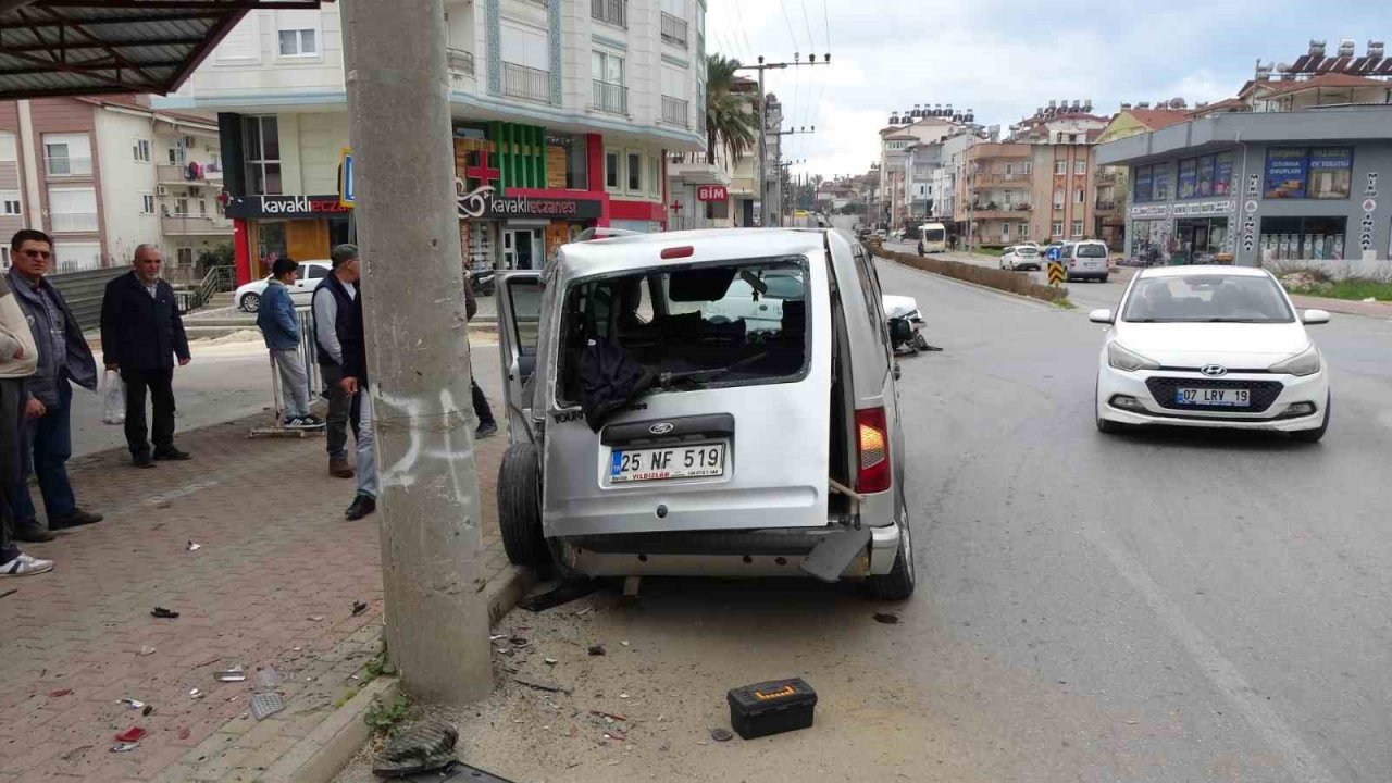 Hafif ticari araç ile otomobil çarpıştı: 1 yaralı