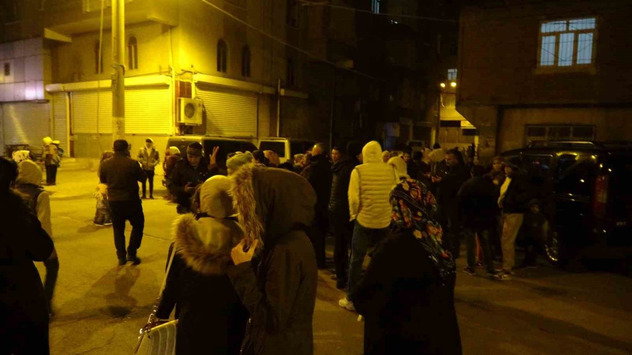 Hatay’da deprem oldu, Diyarbakır’da vatandaş serum ile dışarı kaçtı