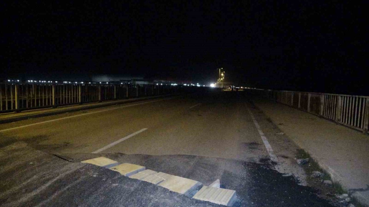 Hatay’da deprem sonrası köprü 10 santimetre çökerek yoldan ayrıldı