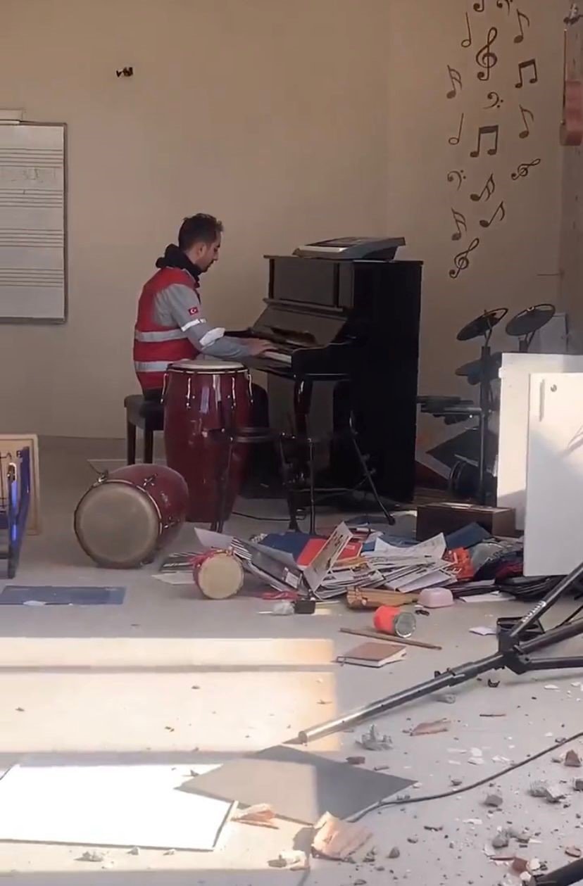 Hatay’da yıkılan binaların arasında yükselen piyano sesleri ‘Piyanist’ filmini andırdı