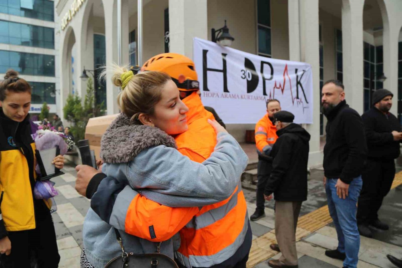Deprem bölgesinden dönen HAPAK ekibine Artvin’de duygusal karşılama