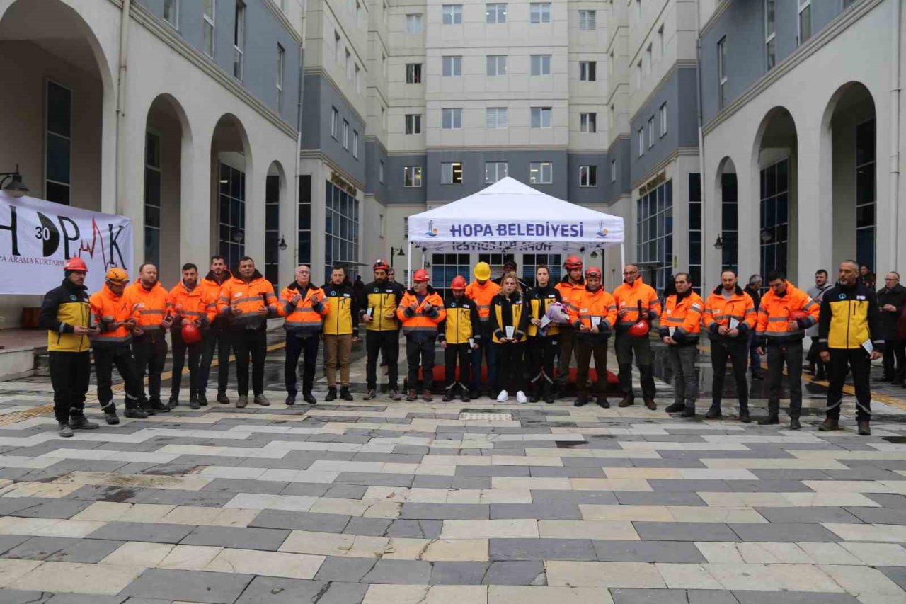 Deprem bölgesinden dönen HAPAK ekibine Artvin’de duygusal karşılama