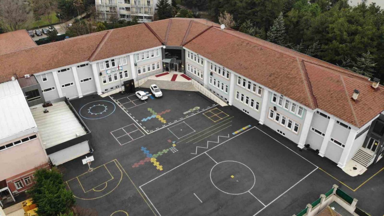 Beylikdüzü’nde tahliye edilen okul havadan görüntülendi